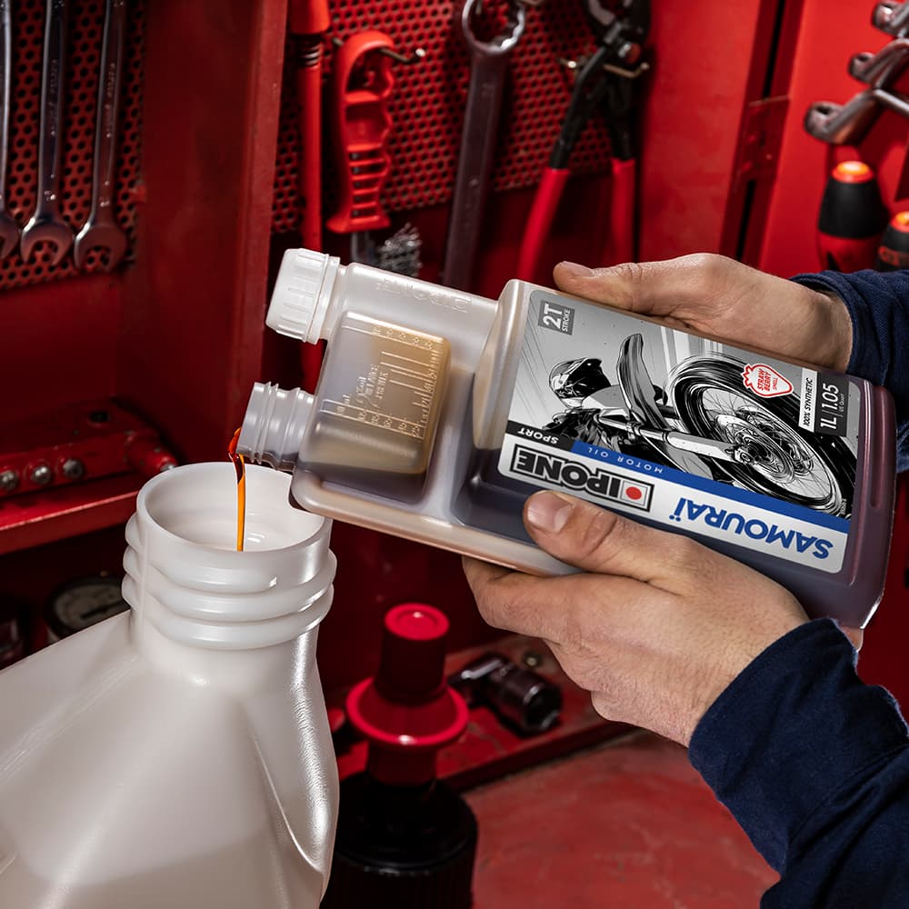 IPONE sintetičko ulje za mešavinu 2T dozer sa mirisom JAGODE Samourai racing 1L