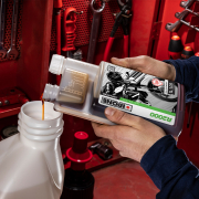 IPONE polusintetičko ulje za mešavinu 2T dozer sa mirisom JAGODE R2000 1L